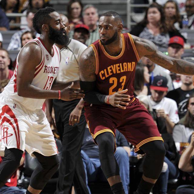 为啥拿着有阿森纳队徽的杯子？弗兰克：要是故意的那我可真蠢