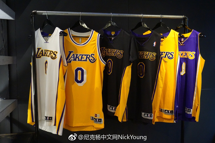 布莱顿发布三笘薰手持二战时日本侵略者照片的图片，如今已删除道歉但限制评论